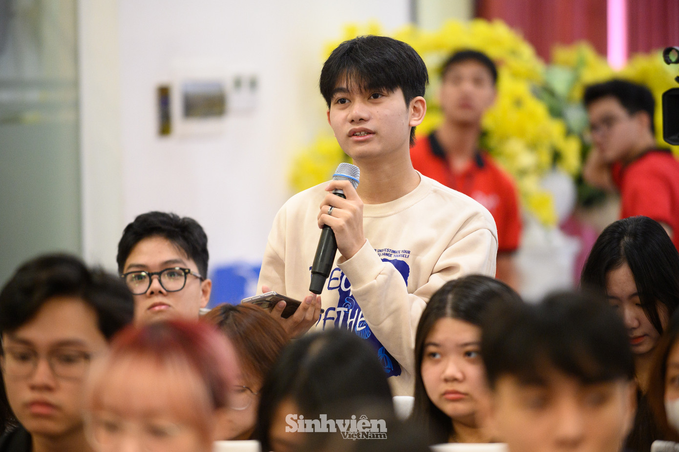 Các thí sinh trao đổi và lắng nghe giải đáp các vấn về cuộc thi. Các thí sinh trao đổi và lắng nghe giải đáp các vấn về cuộc thi.