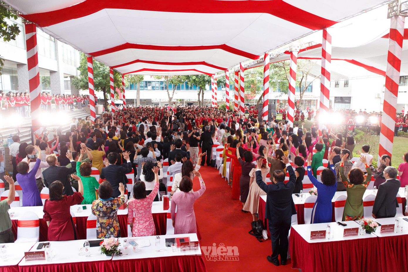 Những cánh tay đón chào tân sinh viên về &apos;ngôi nhà chung&apos; Ngoại thương.