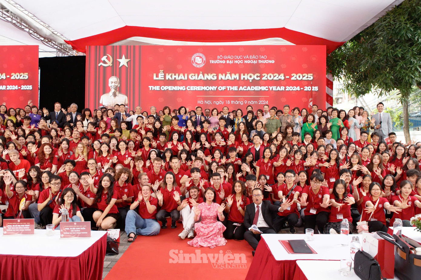 Sáng 18/9, Trường Đại học Ngoại thương tổ chức lễ khai giảng năm học mới 2024 - 2025 cho sinh viên, học viên, nghiên cứu sinh, chào đón hơn 3.000 tân sinh viên K63, tân sinh viên các chương trình liên kết đào tạo quốc tế, sinh viên hệ vừa học vừa làm, sinh viên quốc tế đang học tập tại Trụ sở chính Hà Nội.