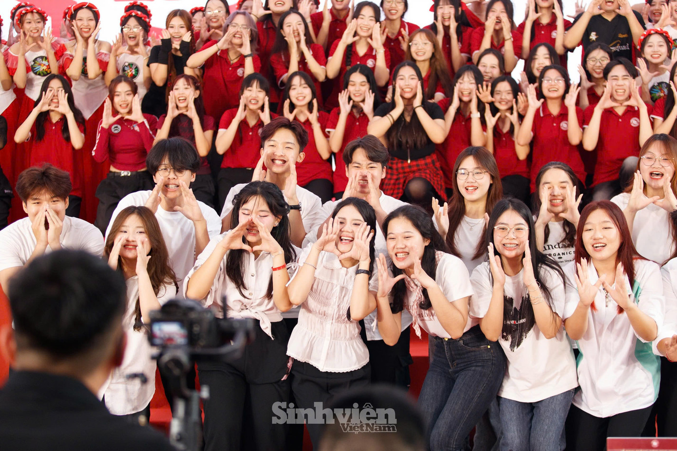 PGS. TS Bùi Anh Tuấn cũng gửi lời nhắn nhủ tới các tân sinh viên: “Hãy chủ động, dũng cảm, thử thách bản thân với những hoạt động, câu lạc bộ và cơ hội học tập mới. Đừng ngại thất bại, vì chính những thất bại sẽ dẫn dắt các em đến với những thành công lớn hơn. Những năm tháng sinh viên chính là cơ hội để hiểu rõ hơn về chính mình và xác định rõ ràng mục tiêu cho mình”.