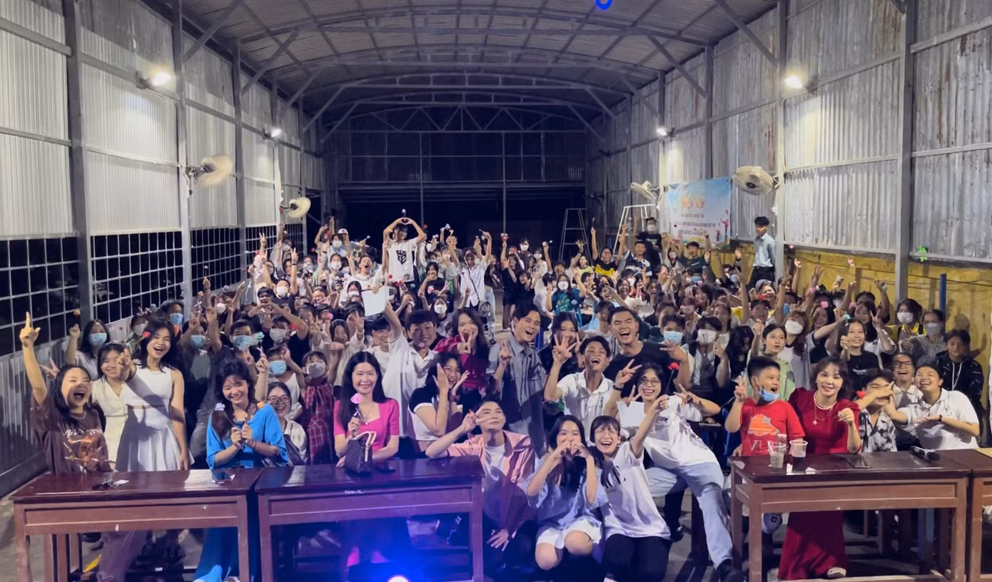 Trí Hiếu cùng các thành viên Câu lạc bộ Âm nhạc tại trường THPT Hồng Ngự 1.