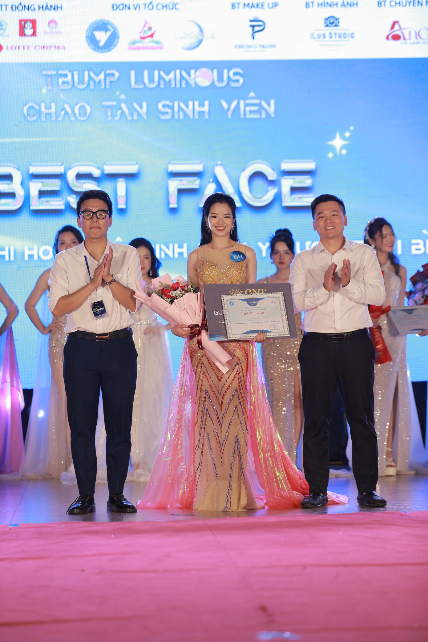 Khoảnh khắc Minh Ánh nhận giải Best Face tại cuộc thi Hoa khôi Sinh viên Y Dược Thái Bình. Khoảnh khắc Minh Ánh nhận giải Best Face tại cuộc thi Hoa khôi Sinh viên Y Dược Thái Bình.