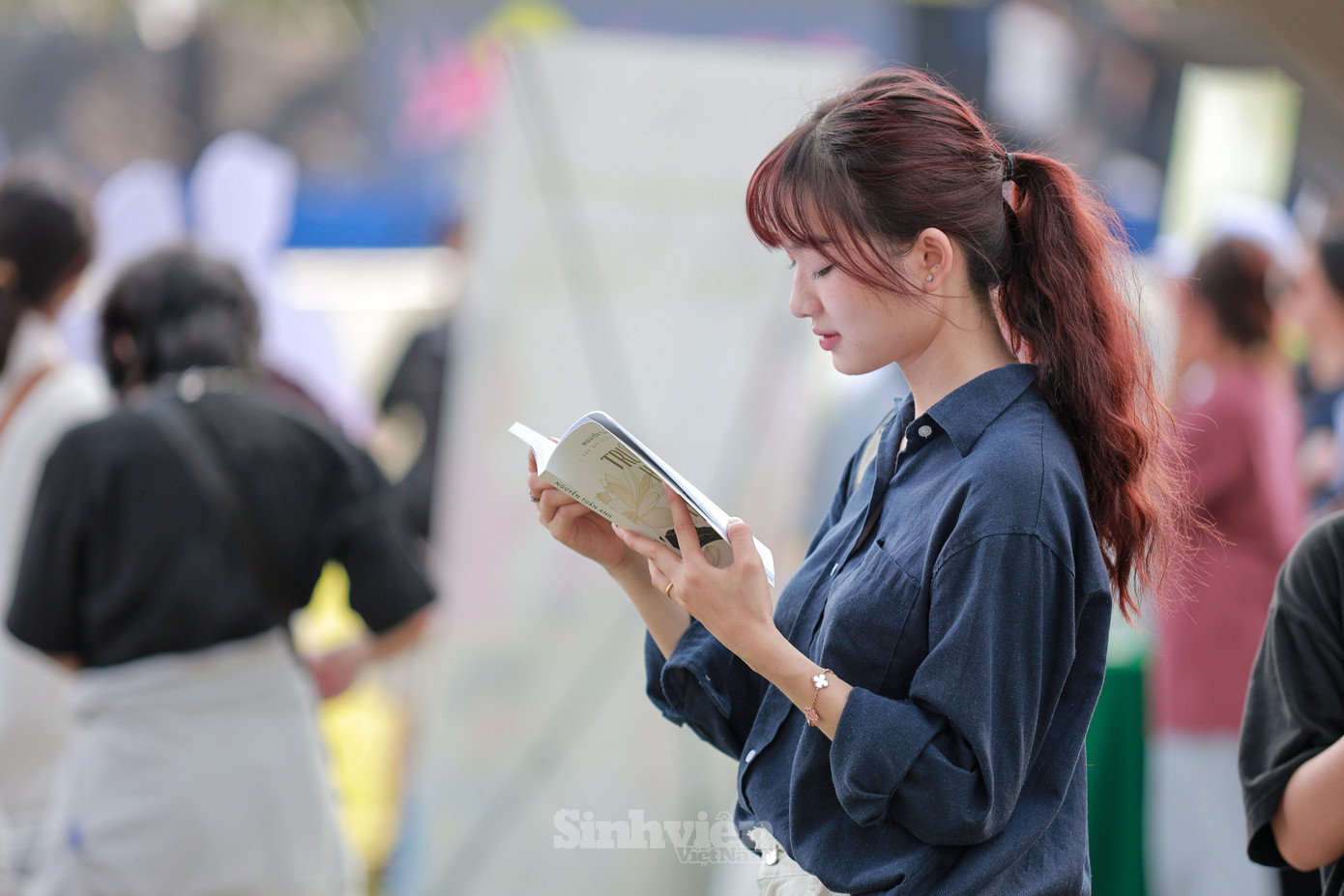 Là một trong những sinh viên đầu tiên nhận được cuốn sách Trường học hay Trường đời bản mới, Phương Nhi chia sẻ những cảm xúc đầu tiên: "Cuốn sách của tác giả Nguyễn Tuấn Anh giúp mình có một góc nhìn thực tế, sâu sắc và khách quan hơn về những gì đang xảy ra mỗi ngày, những vấn đề thiết thực với sinh viên, giới trẻ. Điều mình thích nhất khi đọc là tác giả cố gắng chắt lọc những thứ cần thiết và quan trọng nhất giúp cho người đọc dễ hiểu hơn. Cuốn sách như những lời tâm sự gần gũi dành cho người trẻ, trang bị những kinh nghiệm của người đi trước dành cho thế hệ trẻ khi bước chân vào đời."