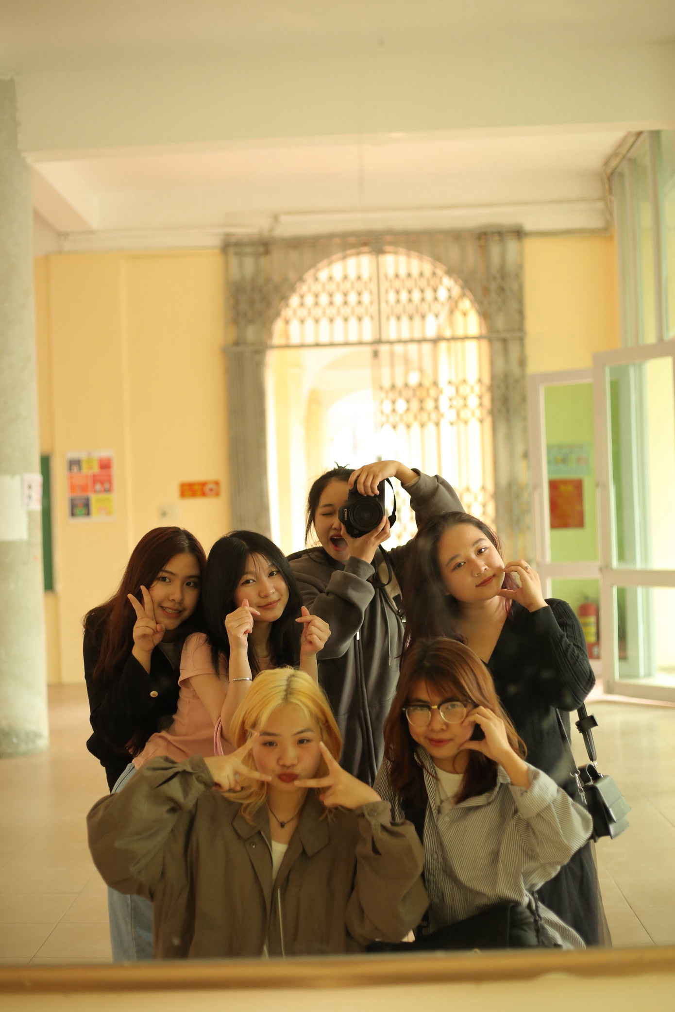 Thùy Linh cùng những người bạn mới tại Học viện Báo chí và Tuyên truyền.