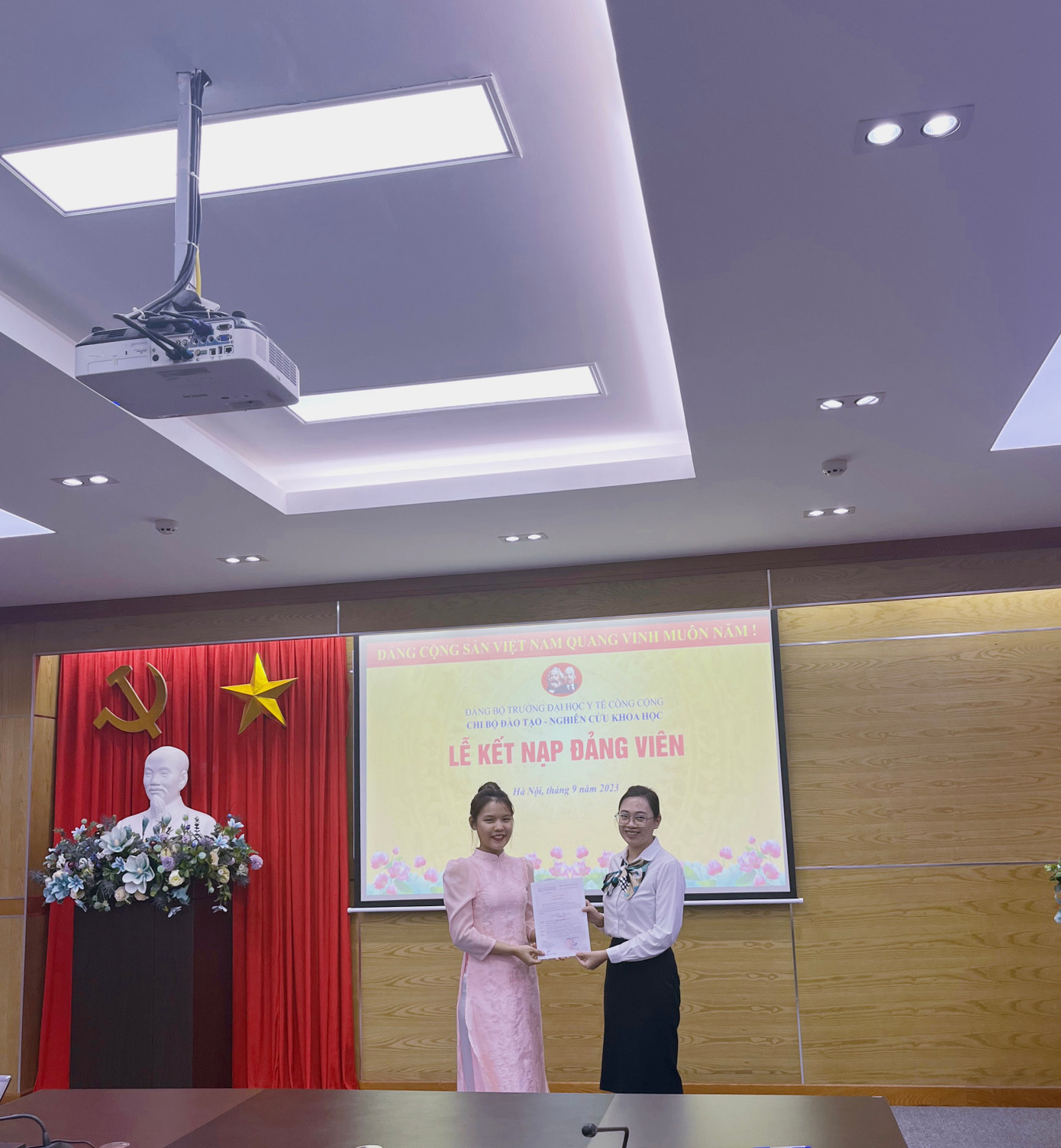 Chị Xuân Quỳnh vinh dự khi được kết nạp vào Đảng Cộng sản Việt Nam.