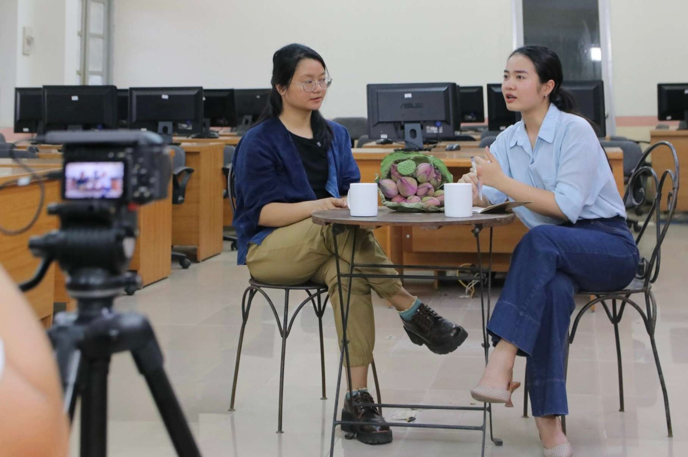 Yên Hoà ghi hình phỏng vấn đạo diễn Hà Lệ Diễm.