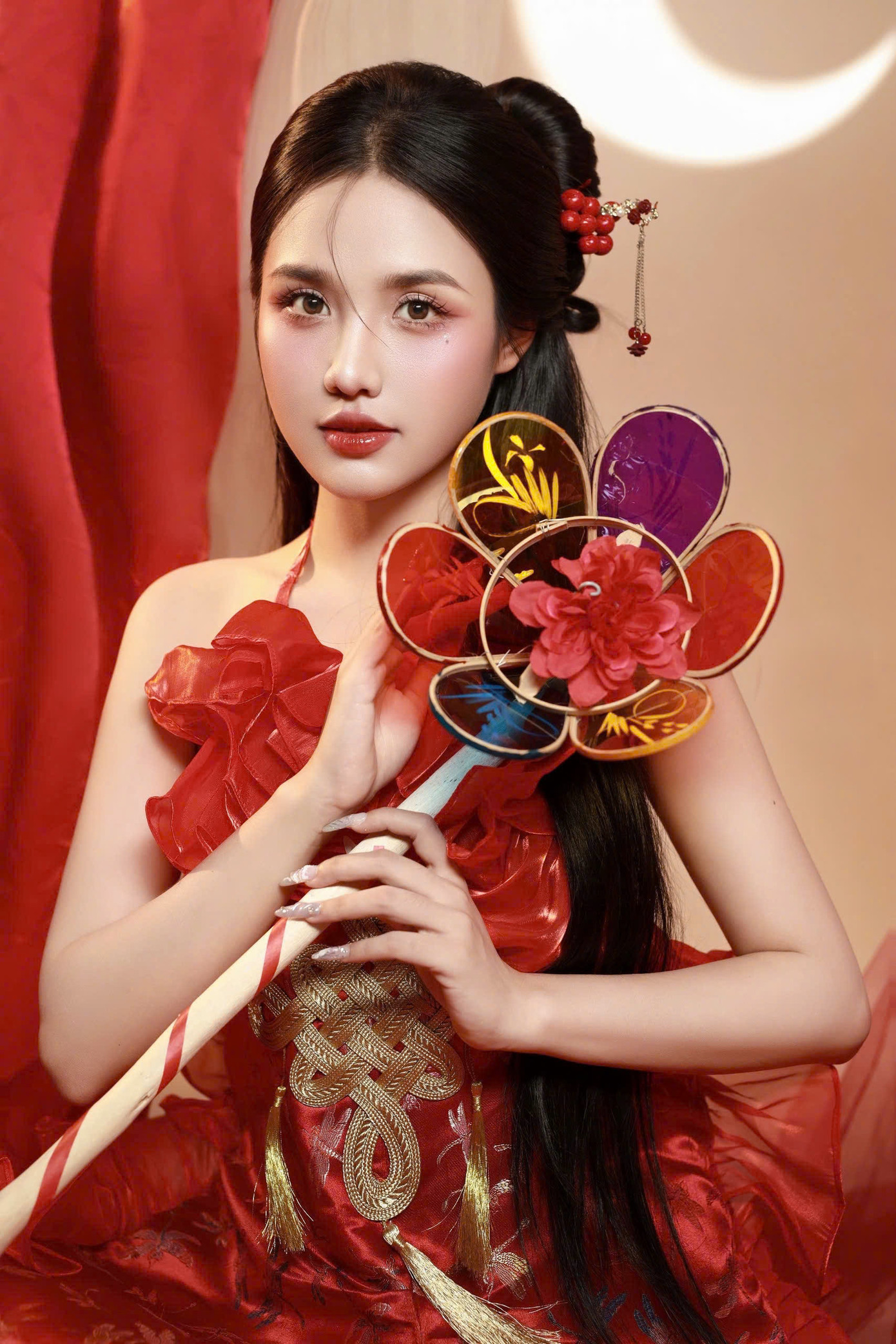 Gam màu đỏ rực rỡ gợi lên sự nhiệt huyết và khát khao cống hiến. Với Thảo Nguyên, mỗi khoảnh khắc đều là sự nỗ lực để lan tỏa giá trị và tình yêu văn hóa Việt. Gam màu đỏ rực rỡ gợi lên sự nhiệt huyết và khát khao cống hiến. Với Thảo Nguyên, mỗi khoảnh khắc đều là sự nỗ lực để lan tỏa giá trị và tình yêu văn hóa Việt.