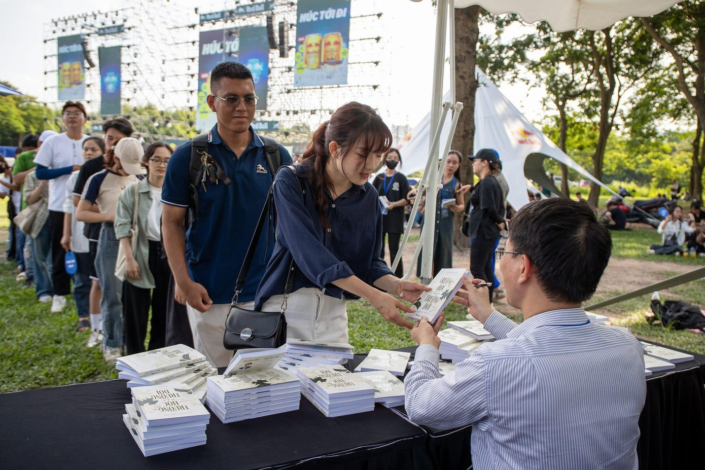 Nhà báo Nguyễn Tuấn Anh ký tặng sách Trường học hay Trường đời tại Công viên Yên Sở, Hà Nội, ngày 22/6/2024.