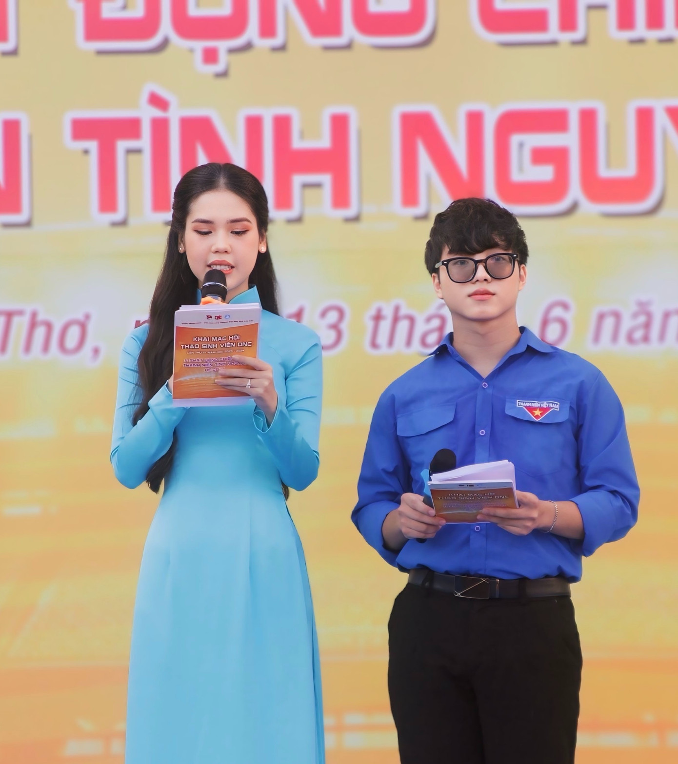 MC Mỹ Phụng - Top 10 Hoa Hậu du lịch Việt Nam 2022 và MC Vi Khanh - Phó Bí thư Đoàn trường, Phó Chủ tịch Hội Sinh viên trường dẫn chương trình khai mạc.