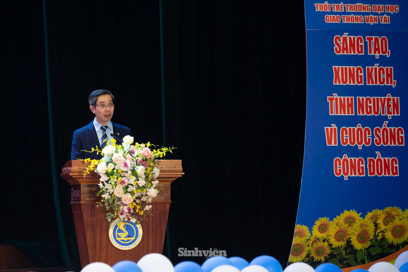 PGS. TS Nguyễn Thanh Chương - Bí thư Đảng uỷ, Chủ tịch hội đồng trường Trường Đại học GTVT ghi nhận và biểu dương những thành tích của Đoàn trường đồng thời chỉ ra những cơ hội và thách thức với BCH nhiệm kỳ mới khi đất nước bước vào kỷ nguyên vươn mình. PGS. TS Nguyễn Thanh Chương - Bí thư Đảng uỷ, Chủ tịch hội đồng trường Trường Đại học GTVT ghi nhận và biểu dương những thành tích của Đoàn trường đồng thời chỉ ra những cơ hội và thách thức với BCH nhiệm kỳ mới khi đất nước bước vào kỷ nguyên vươn mình.