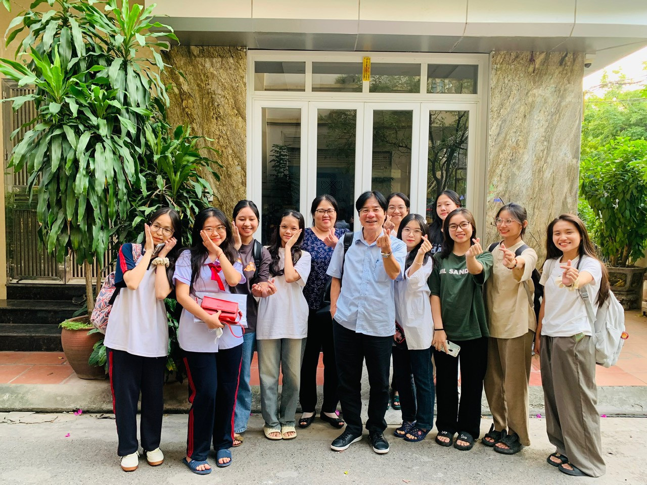 Khánh Giang cùng PGS.TS Nguyễn Đăng Điệp và đội tuyển quốc gia môn Ngữ văn của trường THPT Chuyên Biên Hòa.