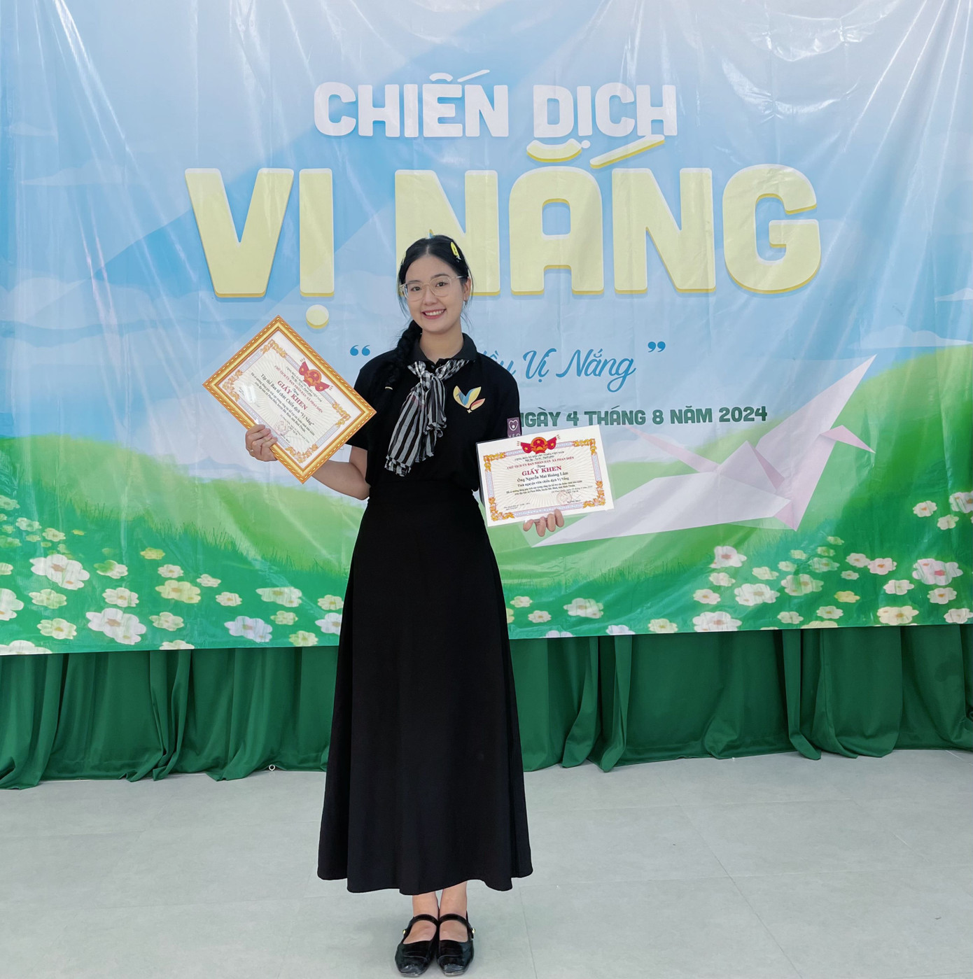 Phương Nhi nhận giấy khen trong Chiến dịch Vị Nắng. Phương Nhi nhận giấy khen trong Chiến dịch Vị Nắng.