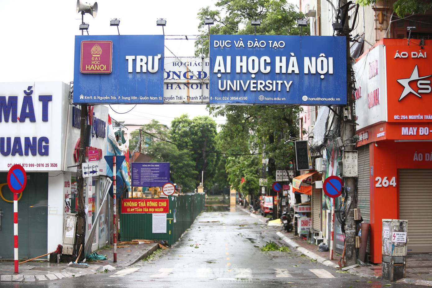 Biển tên Trường Đại học Hà Nội bị phá hủy đêm 7/9.