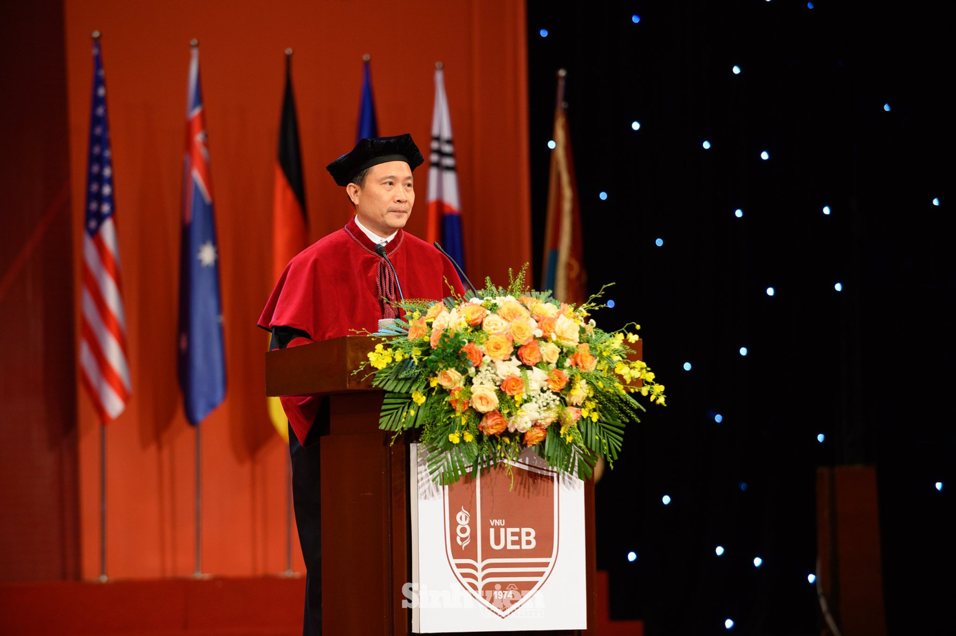 PGS.TS Lê Trung Thành - Hiệu trưởng Trường Đại học Kinh tế - ĐHQGHN chia sẻ trong Diễn văn khai mạc: "Để trở thành quốc gia thịnh vượng, người dân có thu nhập cao, chỉ có một con đường là phát triển lực lượng lao động, bởi vậy, các bạn trẻ tài năng, nhiệt huyết là tài sản vô giá của quốc gia, dân tộc, những người sẽ thúc đẩy sự thịnh vượng của Việt Nam chúng ta... Những thành tựu mà các bạn đã đạt được hôm nay là kết quả của những giờ phút học tập, những dự án nghiên cứu, và những kỳ thi đã đòi hỏi sự nỗ lực không ngừng nghỉ, và các bạn đã vượt qua tất cả với niềm đam mê và quyết tâm..."