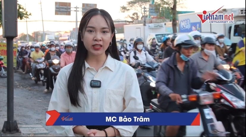 Cô gái trẻ với giọng nói truyền cảm và thần thái tự tin trong vai trò Voice Talent.