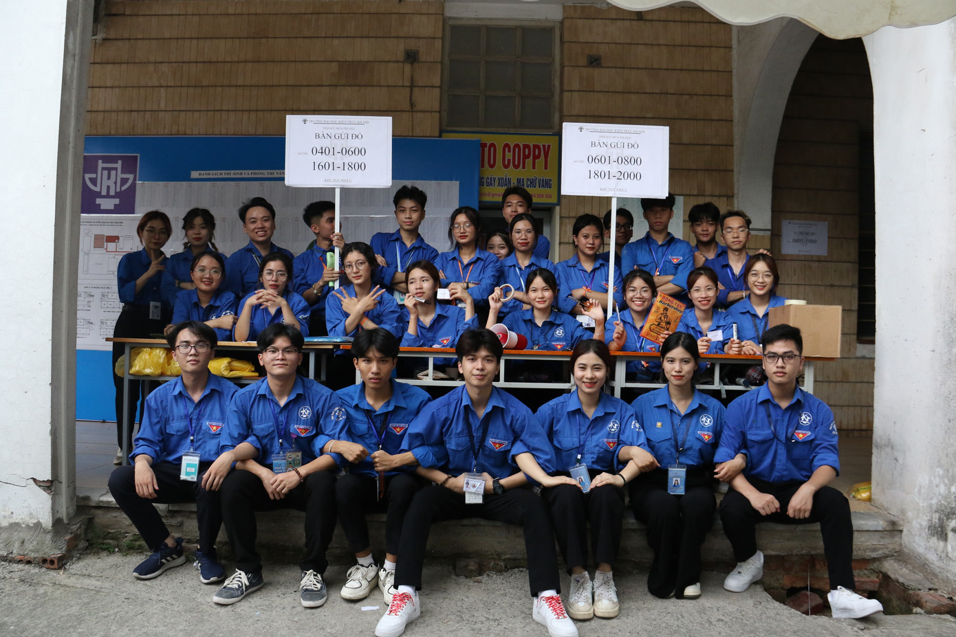 Đội hình tình nguyện viên phụ trách trông giữ đồ dùng cho thí sinh trong hoạt động "Tiếp sức mùa thi" 2023.