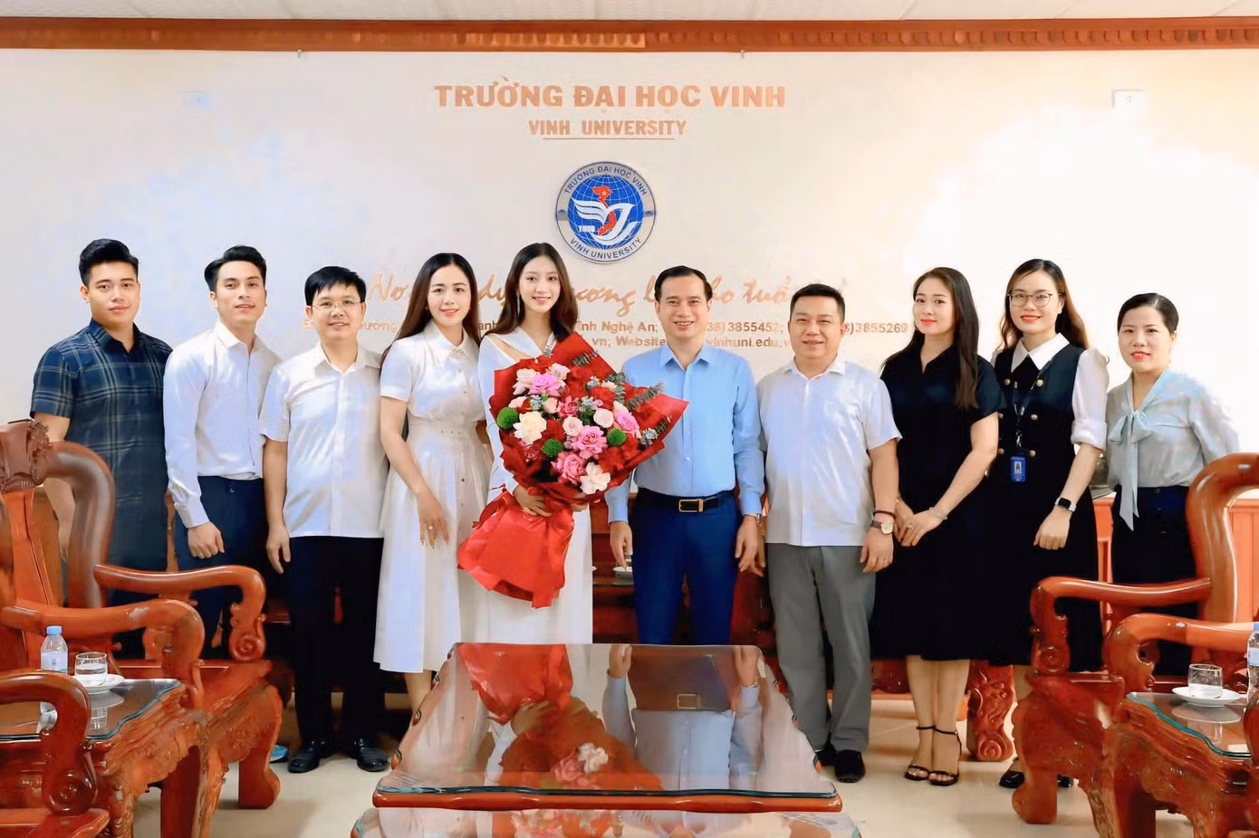 Sau chung kết Hoa hậu Du lịch Việt Nam 2024, Ánh Tuyết đã trở về Trường Đại học Vinh để tri ân Ban Giám hiệu cùng đại diện các thầy cô nhà trường. Sau chung kết Hoa hậu Du lịch Việt Nam 2024, Ánh Tuyết đã trở về Trường Đại học Vinh để tri ân Ban Giám hiệu cùng đại diện các thầy cô nhà trường.