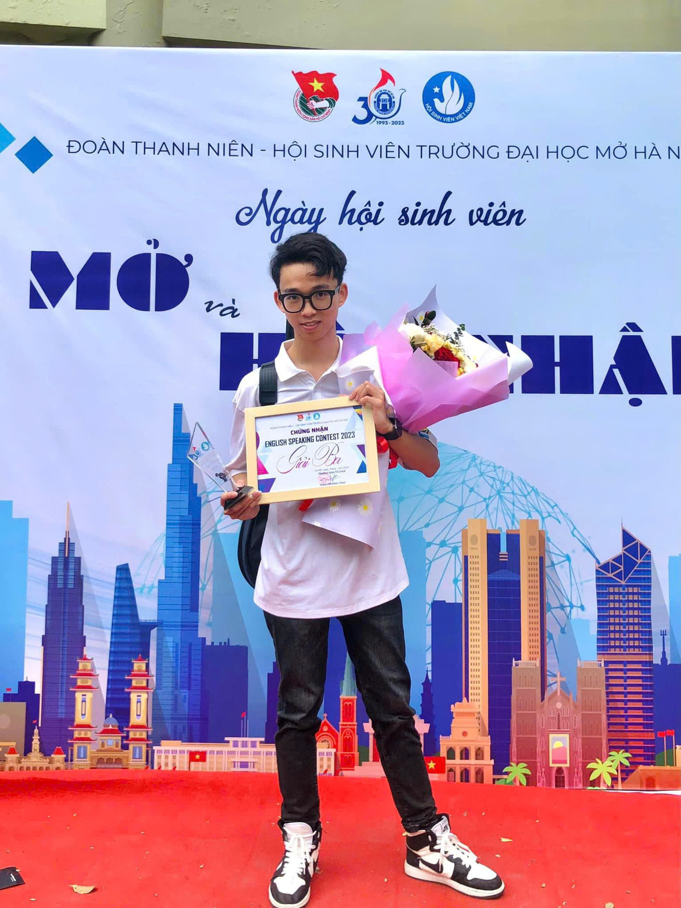 Đào Huy Hoàng đoạt giải Ba cuộc thi Hùng biện tiếng Anh do ĐH Mở tổ chức.