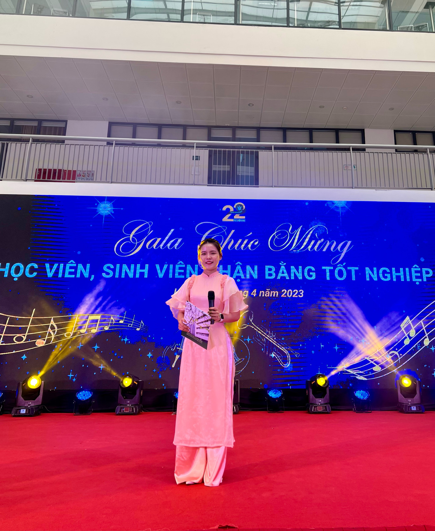 Chị Xuân Quỳnh trong vai trò MC tại Lễ nhận bằng tốt nghiệp.