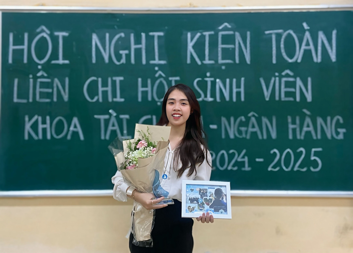 Nhận kỷ niệm chương do Liên chi Hội Sinh viên trao tặng “Đã luôn đồng hành và cống hiến trong nhiệm kỳ VIII, giai đoạn 2023 - 2024”. Nhận kỷ niệm chương do Liên chi Hội Sinh viên trao tặng “Đã luôn đồng hành và cống hiến trong nhiệm kỳ VIII, giai đoạn 2023 - 2024”.