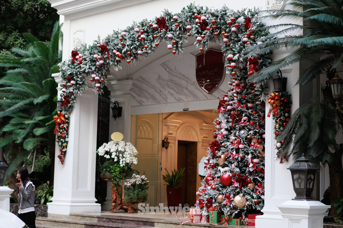 Không gian Giáng sinh lộng lẫy tại Trường Đại học Kinh tế - ĐHQGHN.