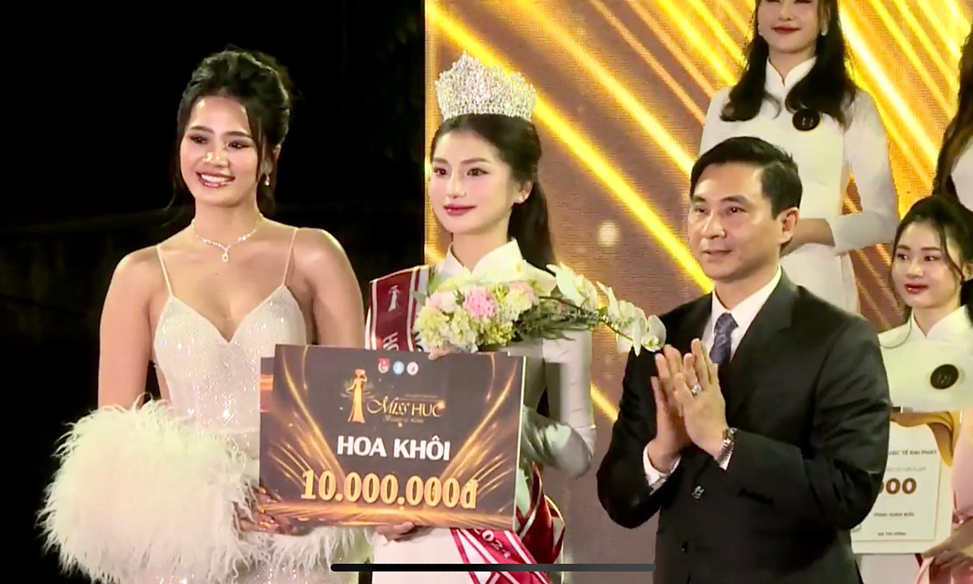 Khánh Linh đăng quang ngôi vị Hoa khôi trong sự tán thưởng của khán giả. Khánh Linh đăng quang ngôi vị Hoa khôi trong sự tán thưởng của khán giả.