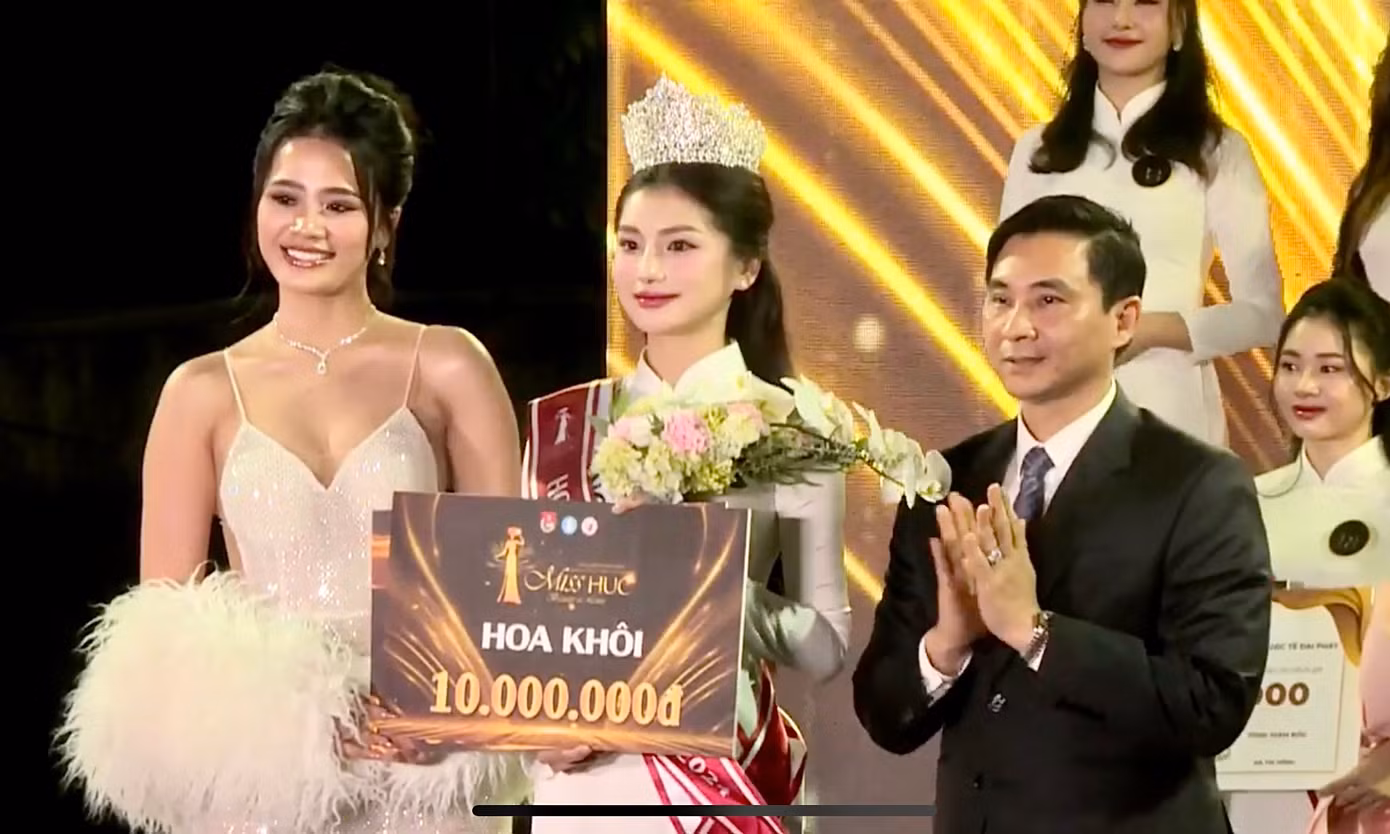 Khánh Linh đăng quang ngôi vị Hoa khôi trong sự tán thưởng của khán giả.