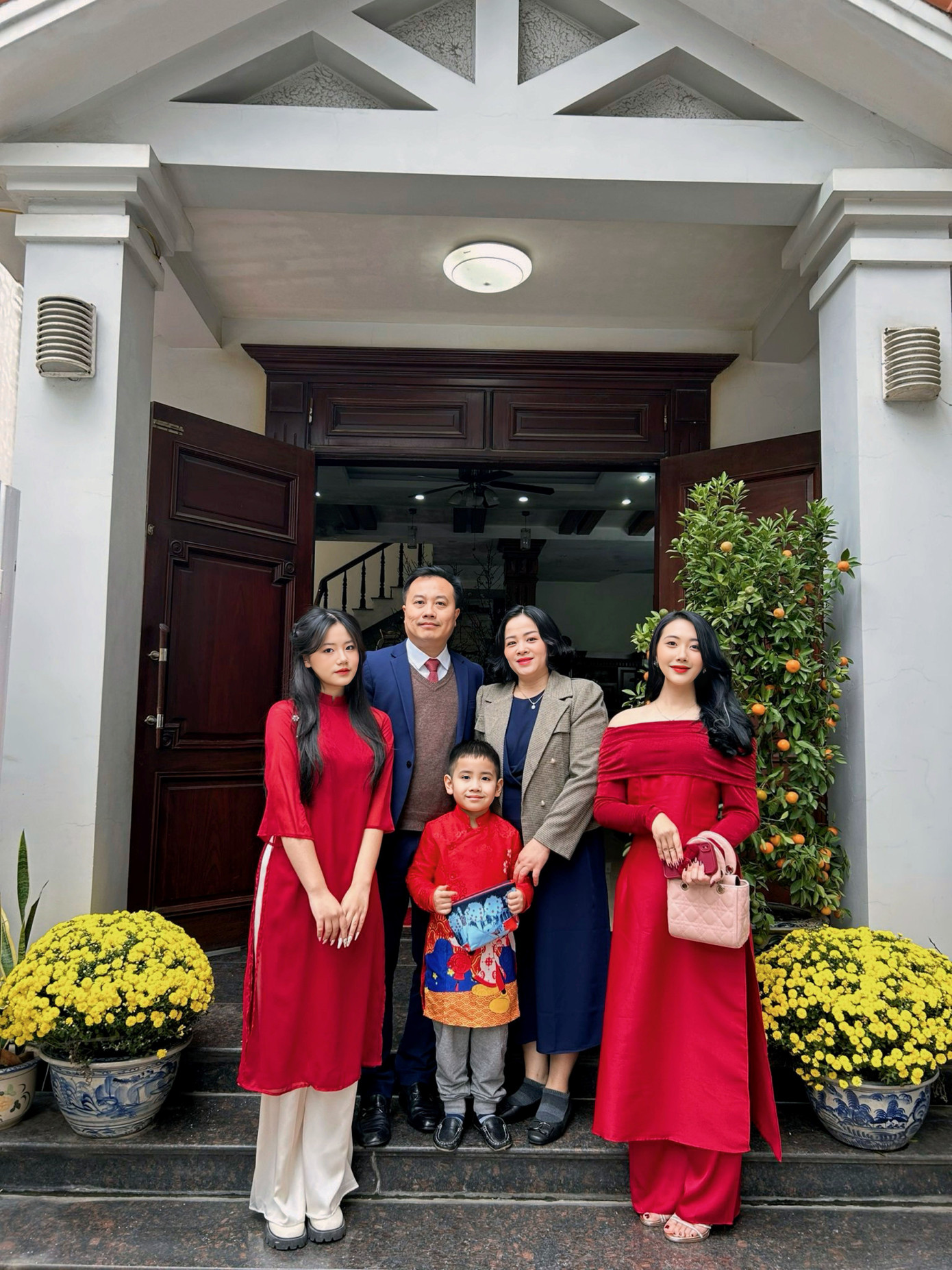 Minh Phương chụp ảnh cùng gia đình.