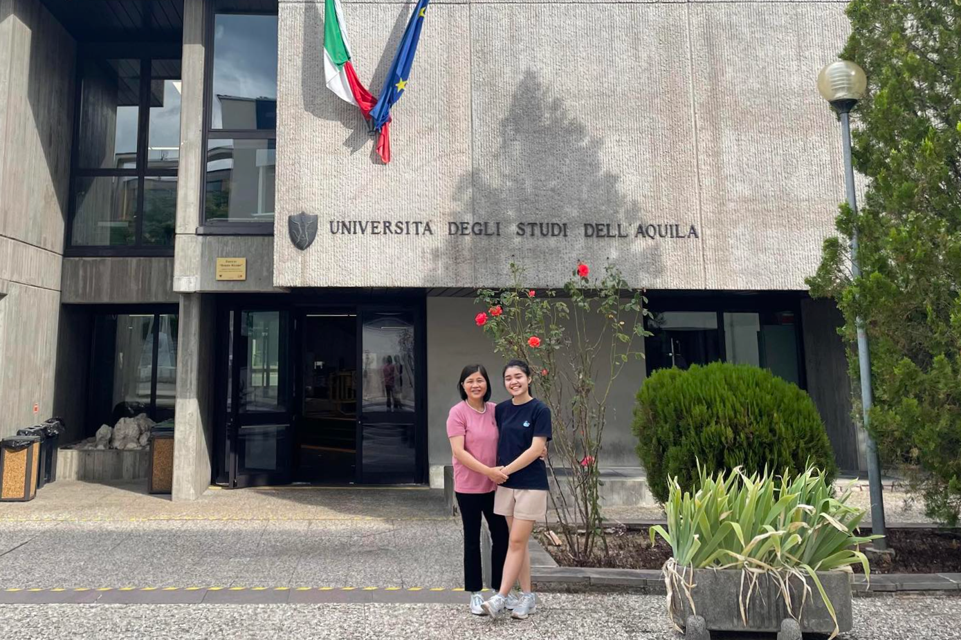 Ngân Hà và mẹ tại Đại học L'Aquila, Ý - nơi cô từng học theo chương trình thạc sĩ của học bổng Erasmus Mundus.