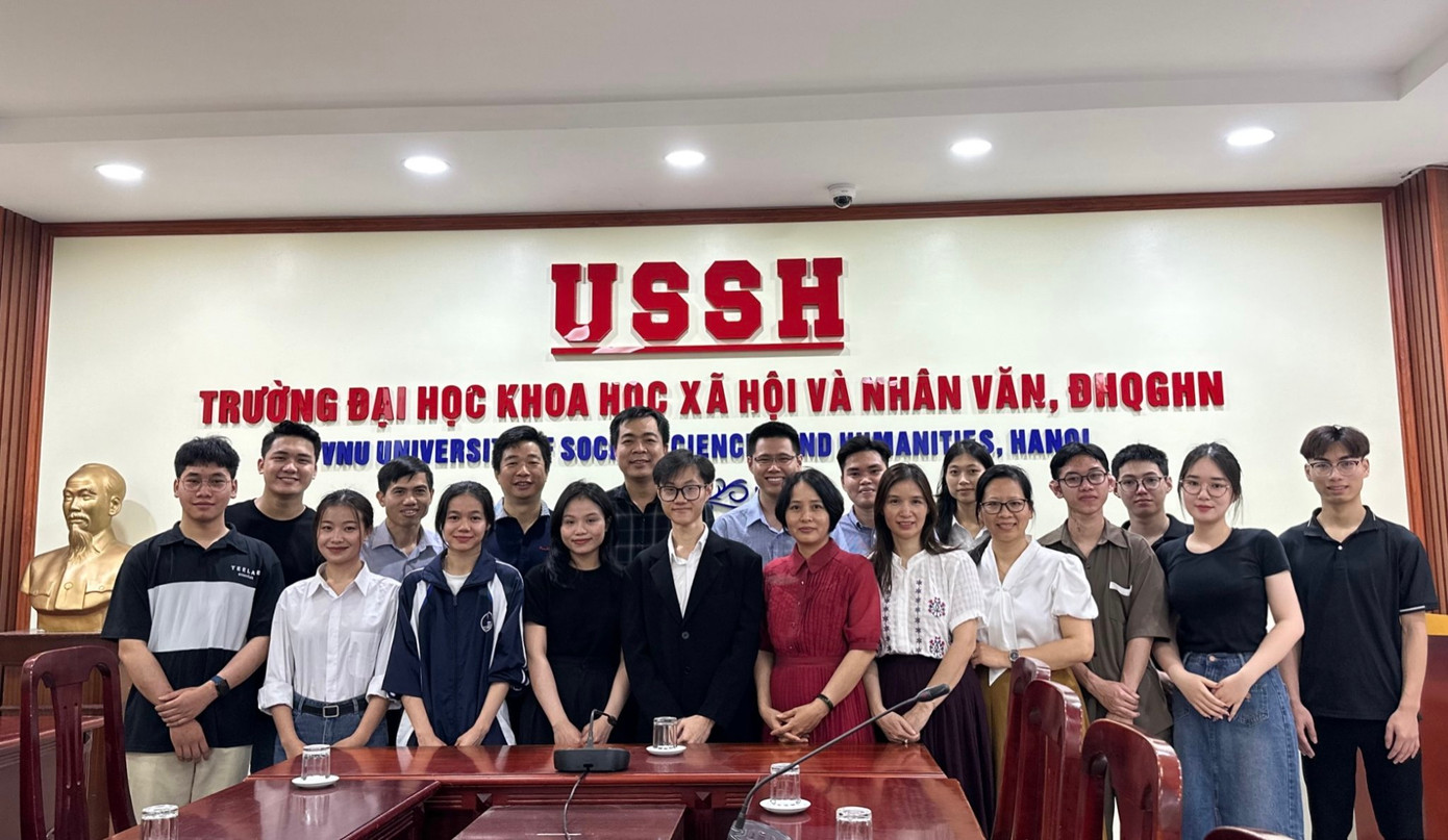 Tiến Đạt chụp ảnh cùng giảng viên và các bạn sinh viên. Tiến Đạt chụp ảnh cùng giảng viên và các bạn sinh viên.