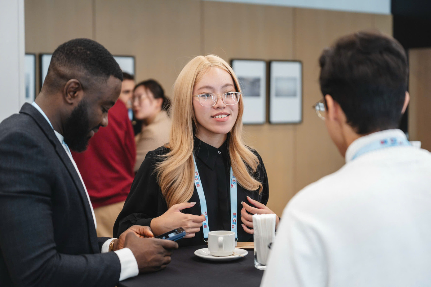 Thanh Mai giao lưu cùng các đại diện khác đến từ các nước trong khối BRICS. Thanh Mai giao lưu cùng các đại diện khác đến từ các nước trong khối BRICS.