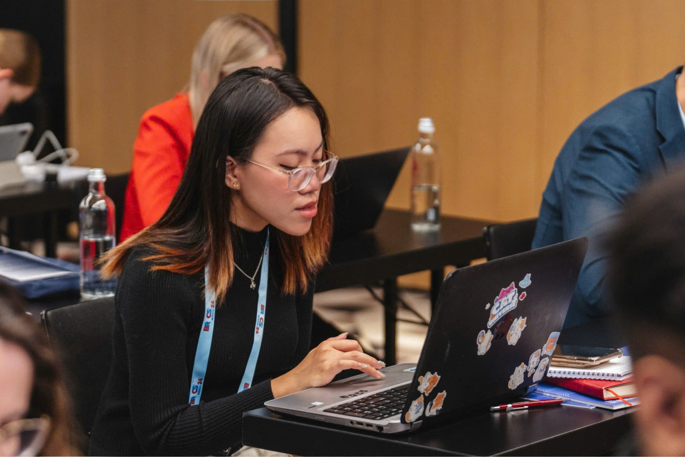 Thanh Mai vô cùng chăm chú lắng nghe bài chia sẻ của các diễn giả. Thanh Mai vô cùng chăm chú lắng nghe bài chia sẻ của các diễn giả.