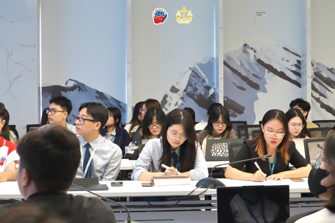 Thanh Mai (ngoài cùng bên phải, áo đen) tham gia rất nhiều tọa đàm khác nhau để học tập, nghiên cứu. Thanh Mai (ngoài cùng bên phải, áo đen) tham gia rất nhiều tọa đàm khác nhau để học tập, nghiên cứu.