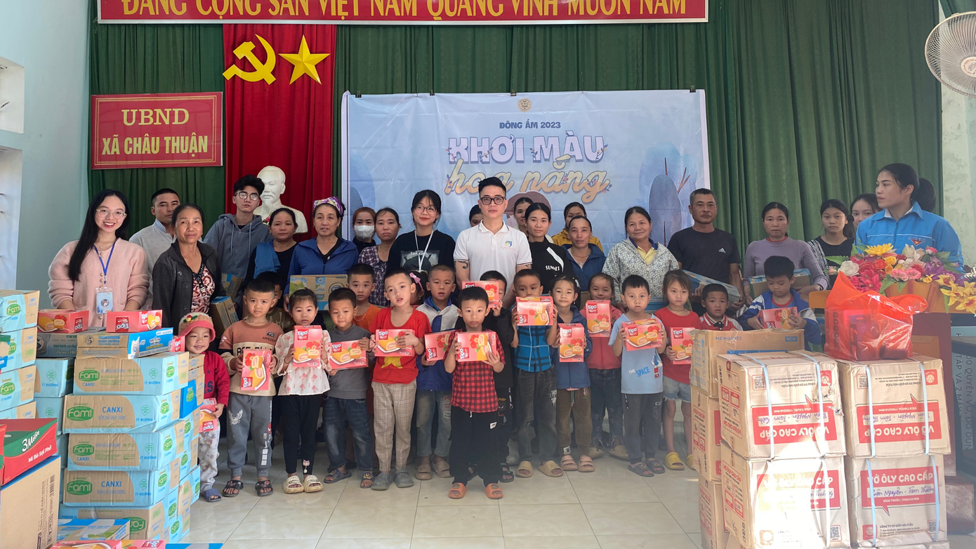 Thuý Nhân và thành viên Đội SVTN Nghệ An tích cực hưởng ứng hoạt động Đông Ấm 2023.