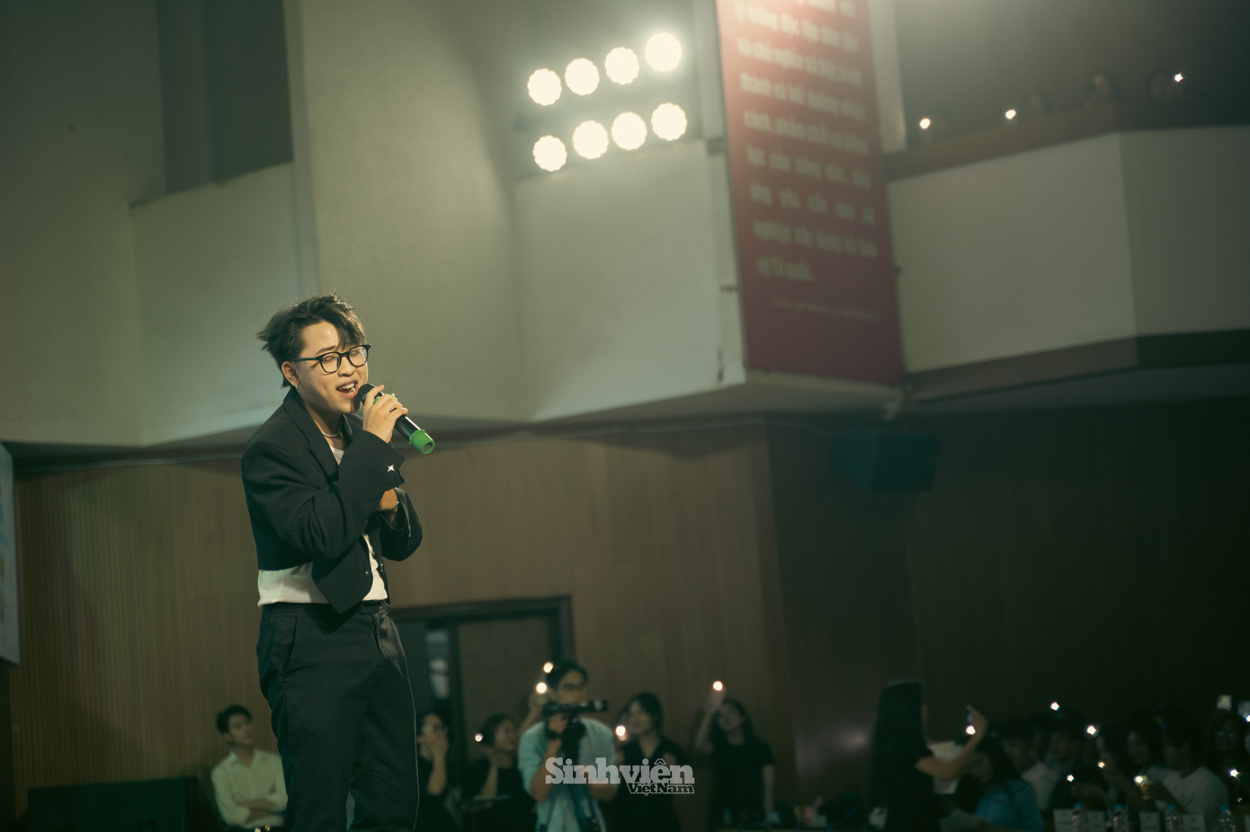 Ca sĩ Kuun Đức Nam 'đốn tim' sinh viên AOF với bản hit Tình cờ yêu em. Ca sĩ Kuun Đức Nam 'đốn tim' sinh viên AOF với bản hit Tình cờ yêu em.
