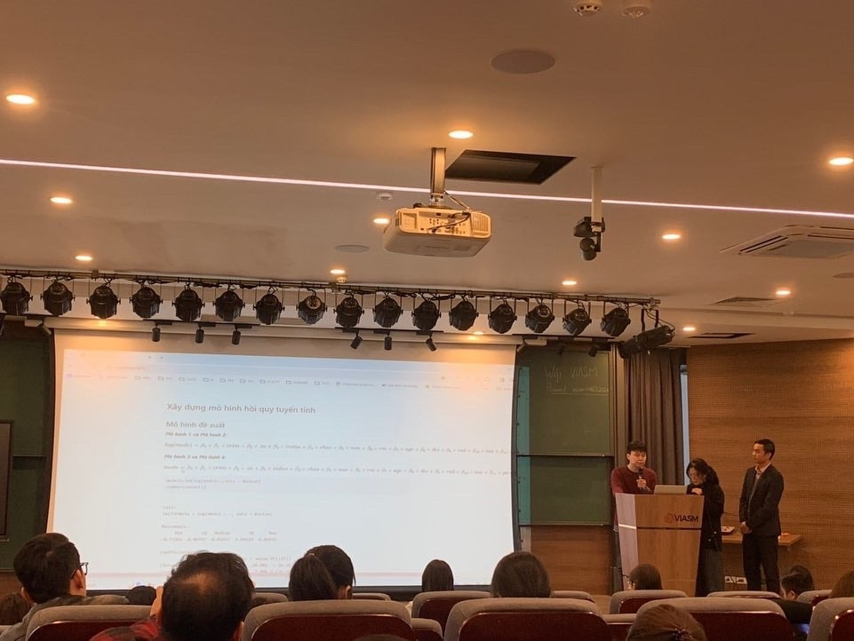 Mạnh Cường trong một Hội thảo khoa học.