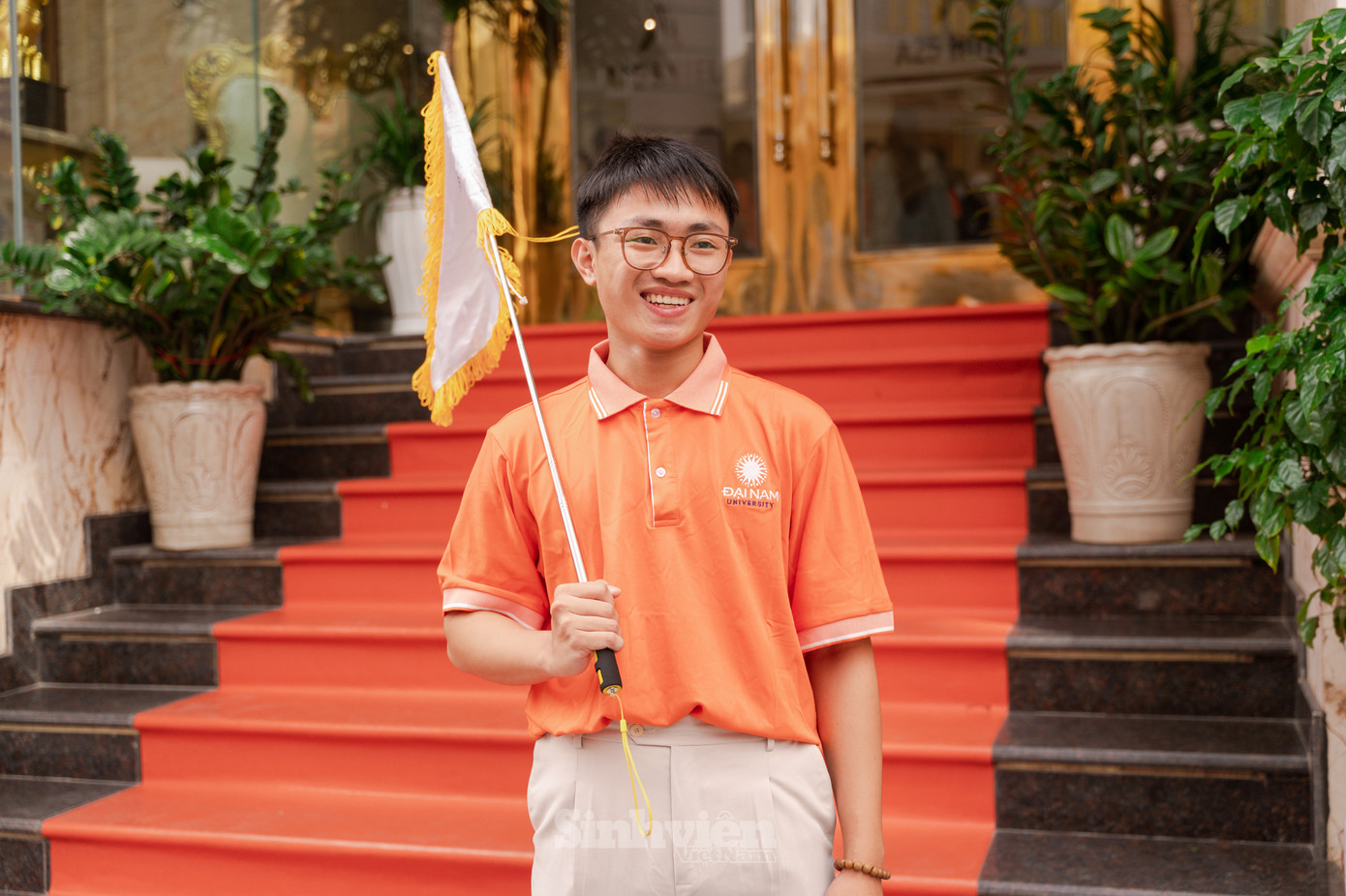 Sinh viên Lại Duy Hải - Sinh viên lớp Quản trị Du lịch 18.03 chia sẻ: "Mình đã học hỏi được rất nhiều điều sau chuyến đi. Trong hành trình trải nghiệm, mình được các thầy hướng dẫn làm quen với các nghiệp vụ của nghề. Bên cạnh đó, chúng mình còn được các thầy cô chia sẻ kiến thức về văn hoá, lịch sử hình thành của các điểm đến." Sinh viên Lại Duy Hải - Sinh viên lớp Quản trị Du lịch 18.03 chia sẻ: "Mình đã học hỏi được rất nhiều điều sau chuyến đi. Trong hành trình trải nghiệm, mình được các thầy hướng dẫn làm quen với các nghiệp vụ của nghề. Bên cạnh đó, chúng mình còn được các thầy cô chia sẻ kiến thức về văn hoá, lịch sử hình thành của các điểm đến."