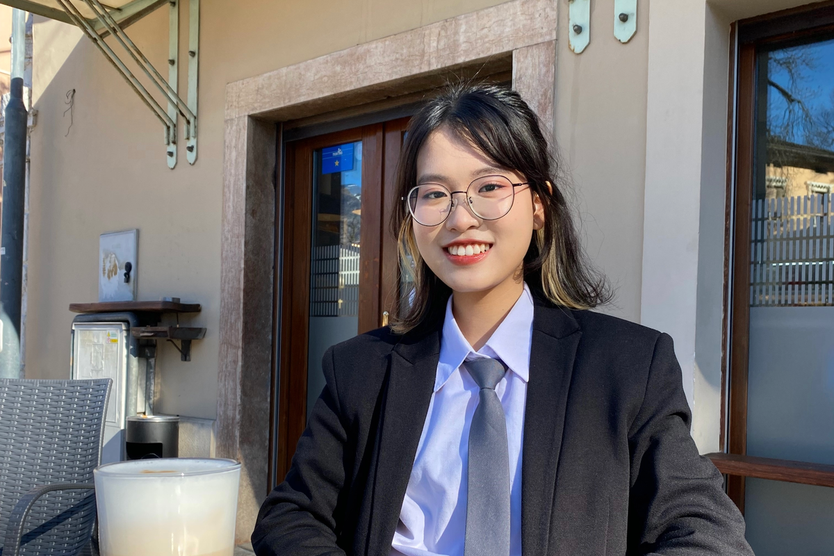 Hoài Thu sau buổi phỏng vấn trực tuyến của chương trình EMMaH. Hoài Thu sau buổi phỏng vấn trực tuyến của chương trình EMMaH.