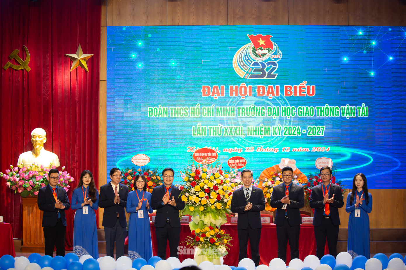 PGS. TS Nguyễn Thanh Chương - Bí thư Đảng uỷ, Chủ tịch hội đồng trường và PGS. TS Nguyễn Văn Hùng - Hiệu trưởng Nhà trường tặng hoa chúc mừng Đại hội. PGS. TS Nguyễn Thanh Chương - Bí thư Đảng uỷ, Chủ tịch hội đồng trường và PGS. TS Nguyễn Văn Hùng - Hiệu trưởng Nhà trường tặng hoa chúc mừng Đại hội.