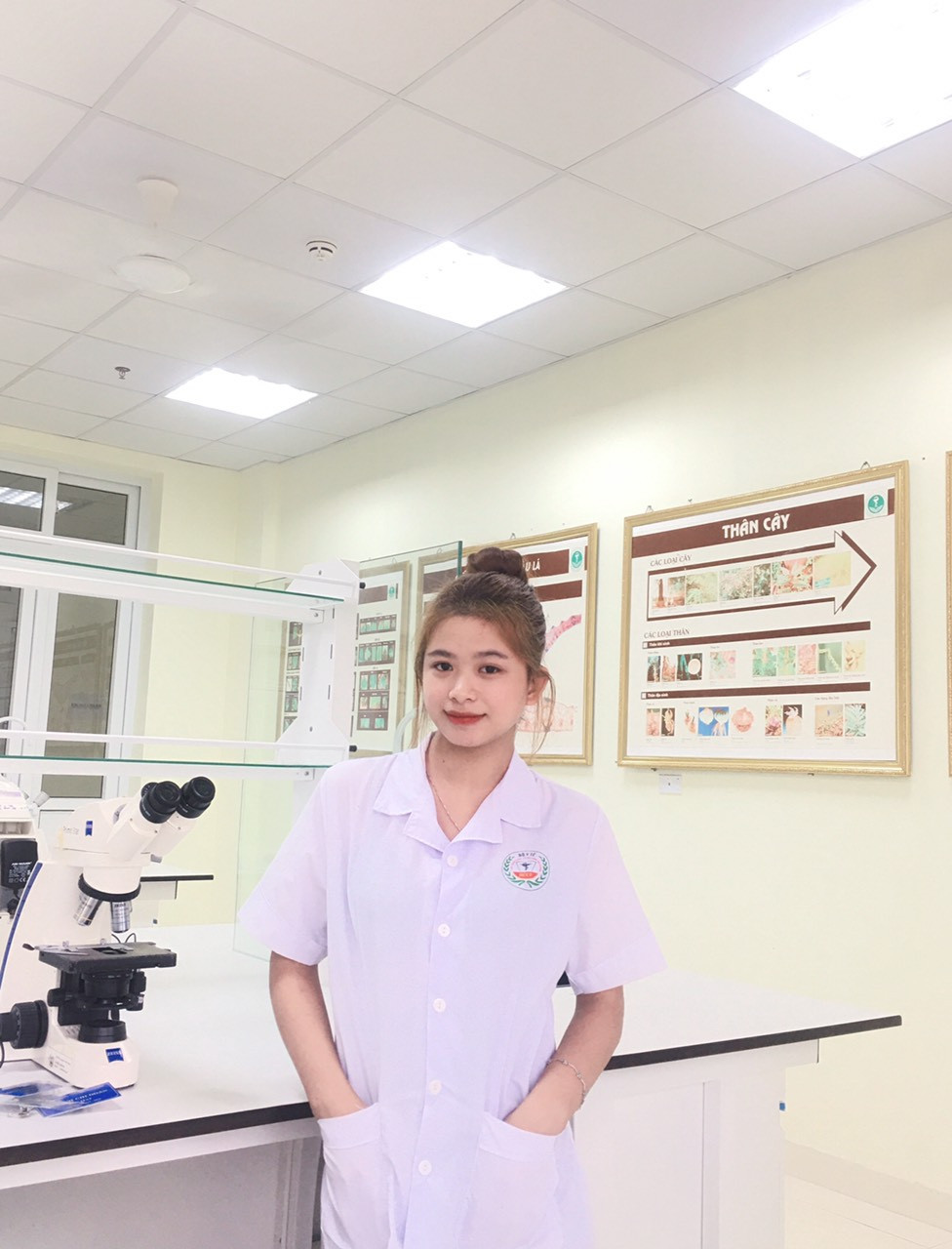 Hoàng Thị Thùy Trang (sinh năm 2004) đang là sinh viên năm 2, Trường Cao đẳng Dược Trung ương Hải Dương. Hoàng Thị Thùy Trang (sinh năm 2004) đang là sinh viên năm 2, Trường Cao đẳng Dược Trung ương Hải Dương.