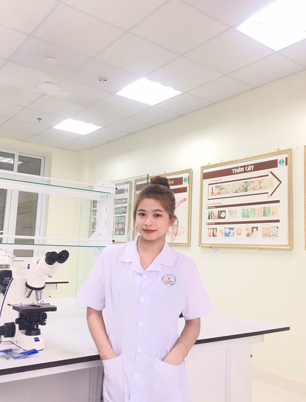 Hoàng Thị Thùy Trang (sinh năm 2004) đang là sinh viên năm 2, Trường Cao đẳng Dược Trung ương Hải Dương.