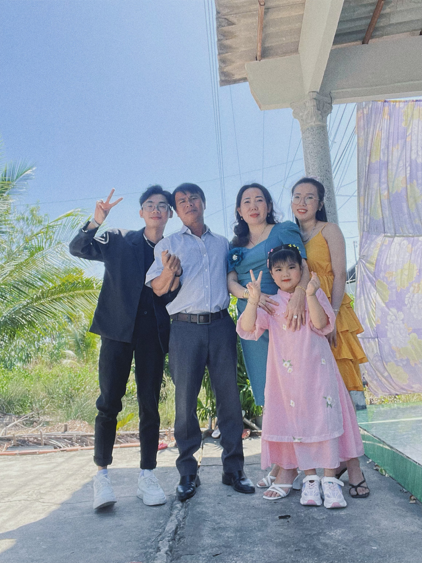 Sau những nỗ lực không ngừng nghỉ của Khánh, gia đình đã dần hiểu và ủng hộ quyết định của chàng trai. Sau những nỗ lực không ngừng nghỉ của Khánh, gia đình đã dần hiểu và ủng hộ quyết định của chàng trai.