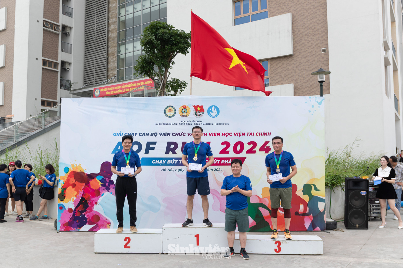 BTC trao giải cho các VĐV theo các hạng mục: giảng viên nam, nữ trên 45 tuổi; giảng viên nam, nữ dưới 45 tuổi; nam sinh viên và nữ sinh viên; nhân vật truyền cảm hứng...