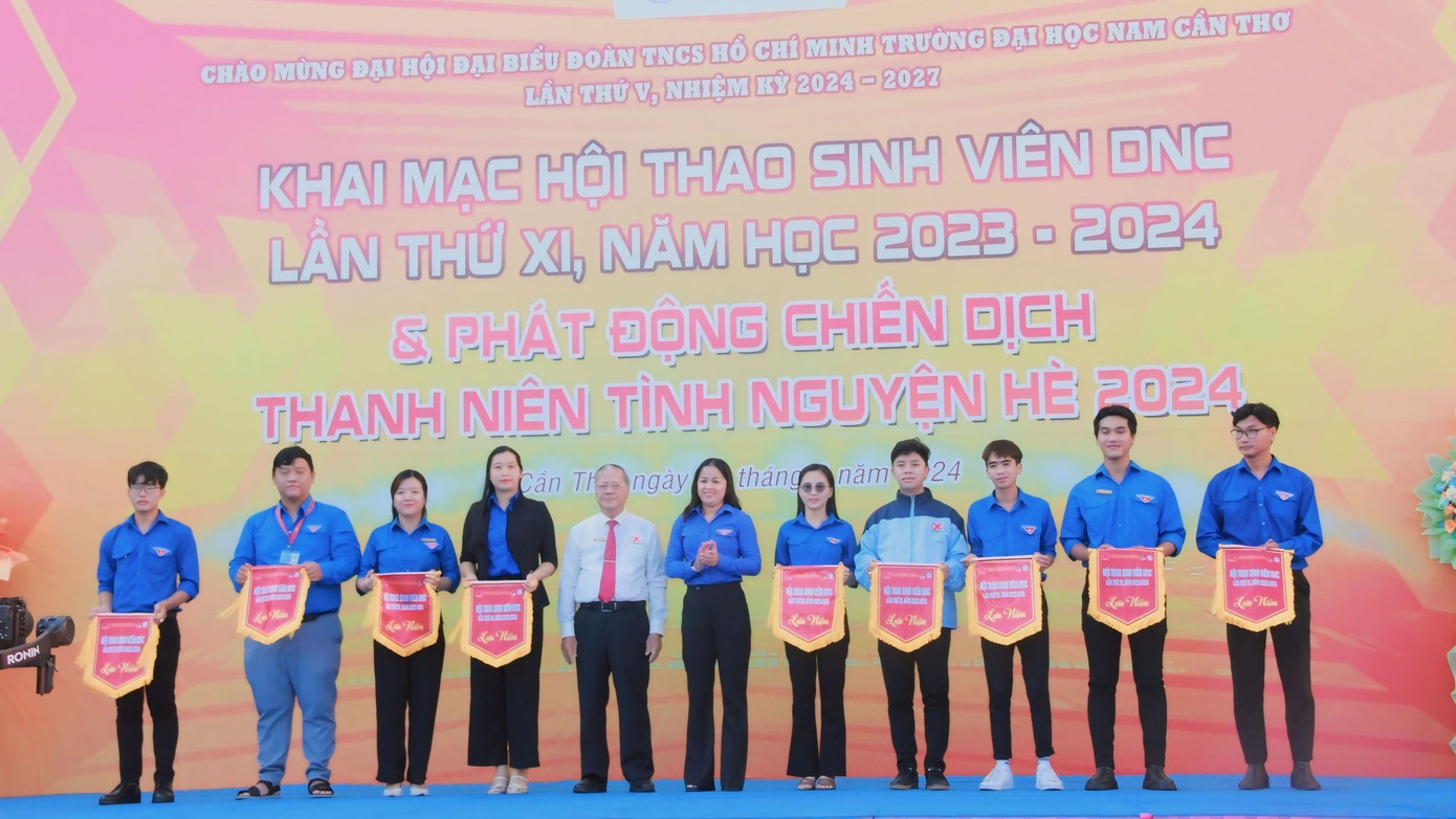 TS. Nguyễn Văn Quang - Bí thư Đảng uỷ, Hiệu trưởng trường Đại học Nam Cần Thơ cùng đồng chí Lư Thị Ngọc Anh - Ủy viên Ban thường vụ Trung ương Đoàn, Bí thư Thành đoàn Cần Thơ trao cờ lưu niệm cho 11 đơn vị tham gia Hội thao Sinh viên DNC lần thứ XI.