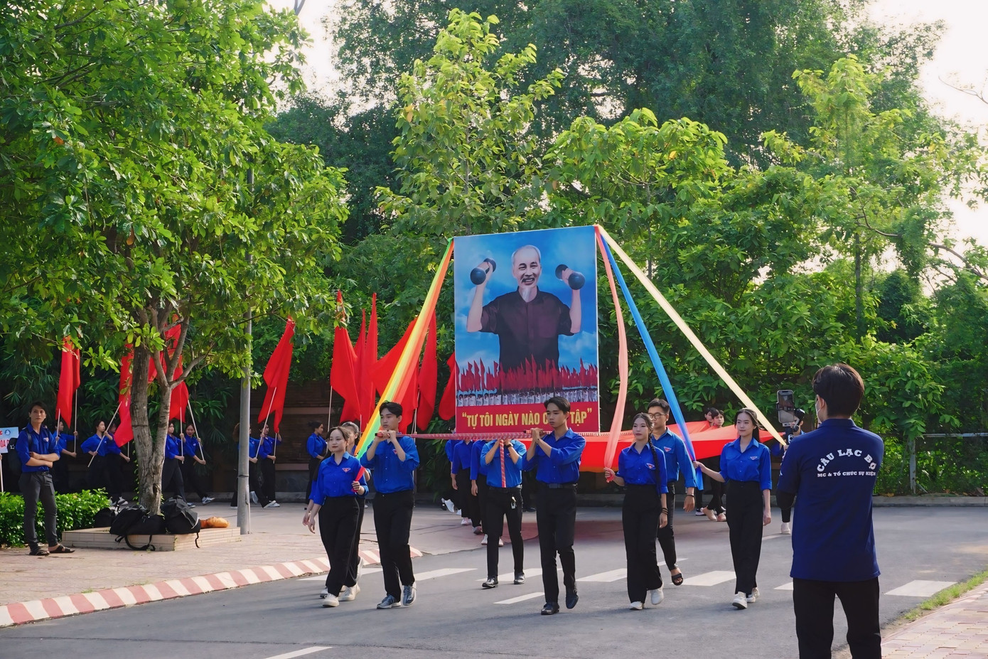 Đội nghi thức trường Đại học Nam Cần Thơ rước chân dung Chủ tịch Hồ Chí Minh vào lễ đài.