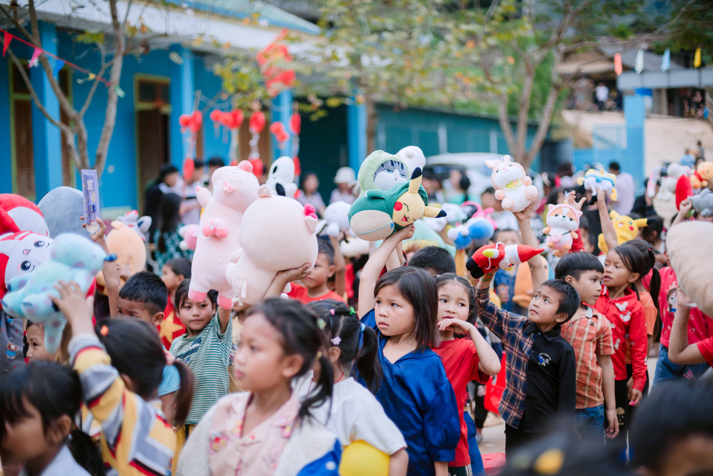 Các em nhỏ vùng cao háo hức nhận những món quà trong “Phiên chợ 0 đồng”. Các em nhỏ vùng cao háo hức nhận những món quà trong “Phiên chợ 0 đồng”.