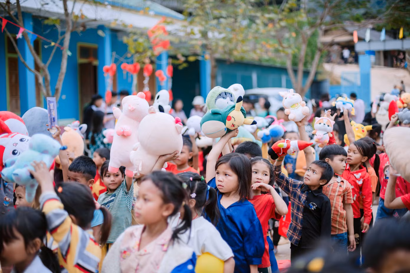 Các em nhỏ vùng cao háo hức nhận những món quà trong “Phiên chợ 0 đồng”.