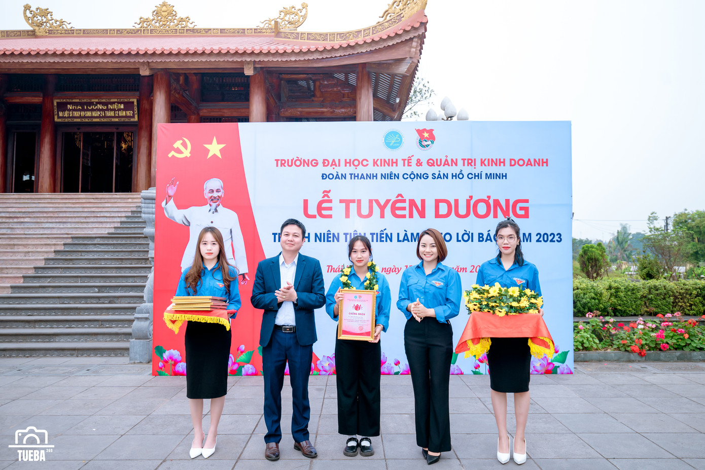 Phương Thảo cùng các bạn sinh viên đạt Giấy chứng nhận Thanh niên Tiên tiến làm theo lời Bác năm 2023. Phương Thảo cùng các bạn sinh viên đạt Giấy chứng nhận Thanh niên Tiên tiến làm theo lời Bác năm 2023.