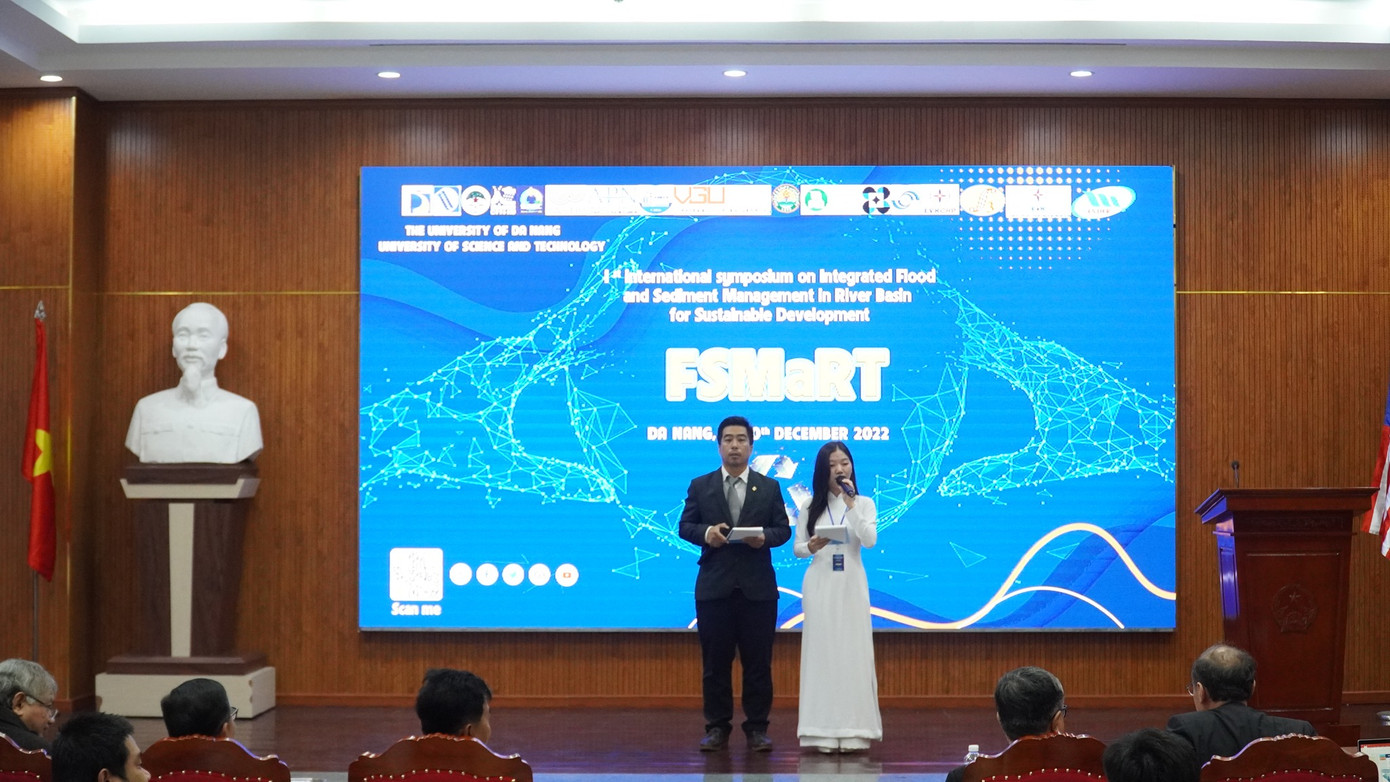 Thùy Dương với vai trò MC tại hội thảo quốc tế được tổ chức tại trường Đại học Bách khoa - Đại học Đà Nẵng.