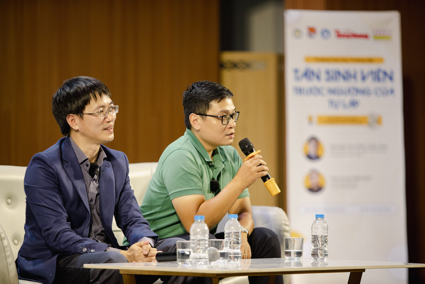 Ths Vũ Anh Đức cho rằng, tuổi tác không phải vấn đề khi kỹ năng của người lao động đảm bảo chất lượng công việc, thực tế, các nhà thiết kế hàng đầu thế giới có rất nhiều "cụ" nhưng ở Việt Nam, người ta thường gắn mác độ tuổi với những ngành sáng tạo. Ths Vũ Anh Đức cho rằng, tuổi tác không phải vấn đề khi kỹ năng của người lao động đảm bảo chất lượng công việc, thực tế, các nhà thiết kế hàng đầu thế giới có rất nhiều "cụ" nhưng ở Việt Nam, người ta thường gắn mác độ tuổi với những ngành sáng tạo.